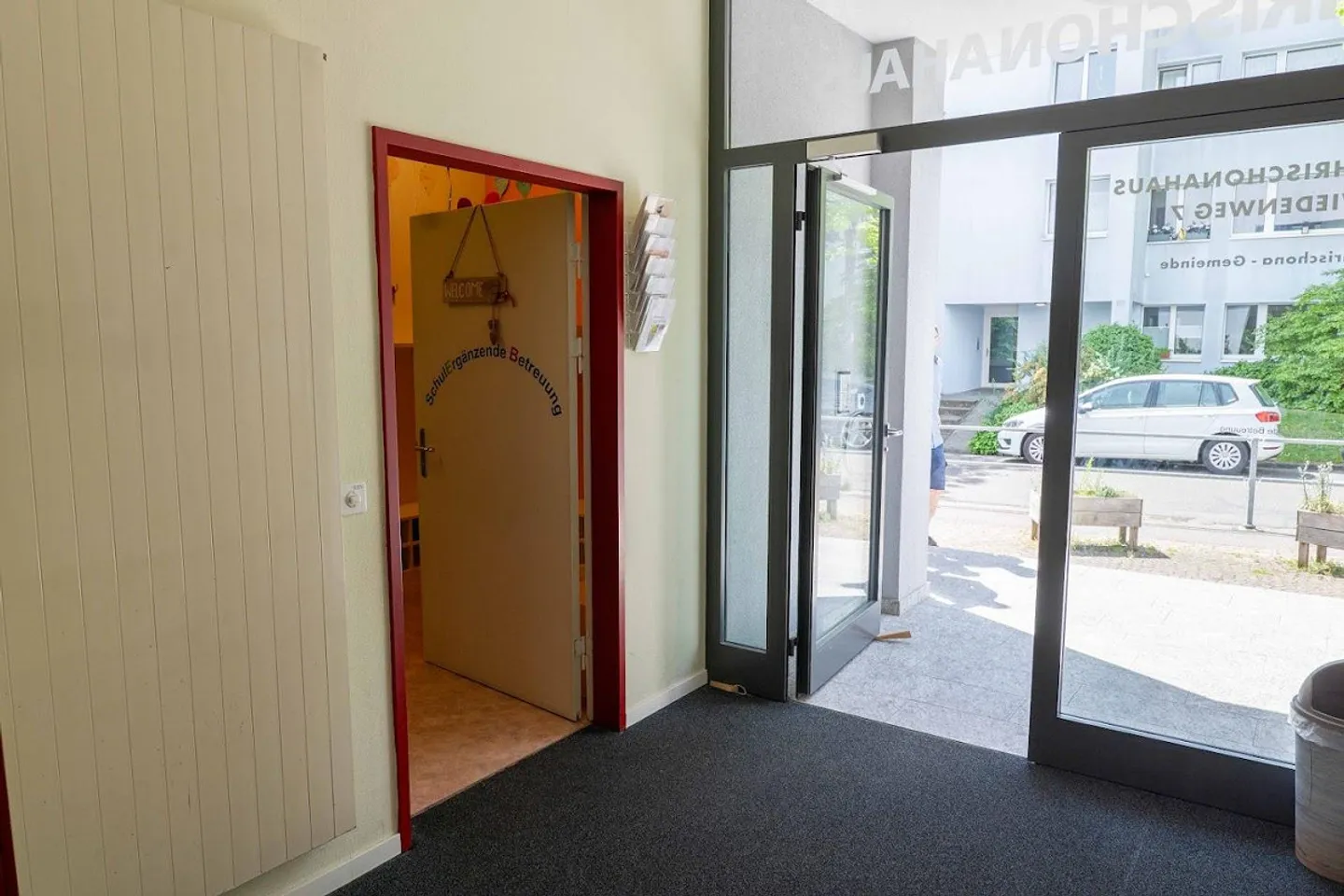 Spazio commerciale tranquillo in affitto in un bel quartiere residenziale - Foto 3 di 14