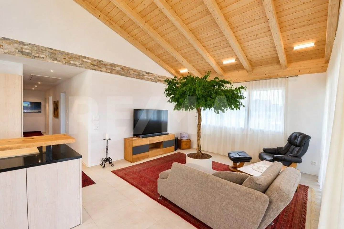 Living with a View – Spacious 4.5-Room Apartment with Expansion Potential - Photo 6 of 13