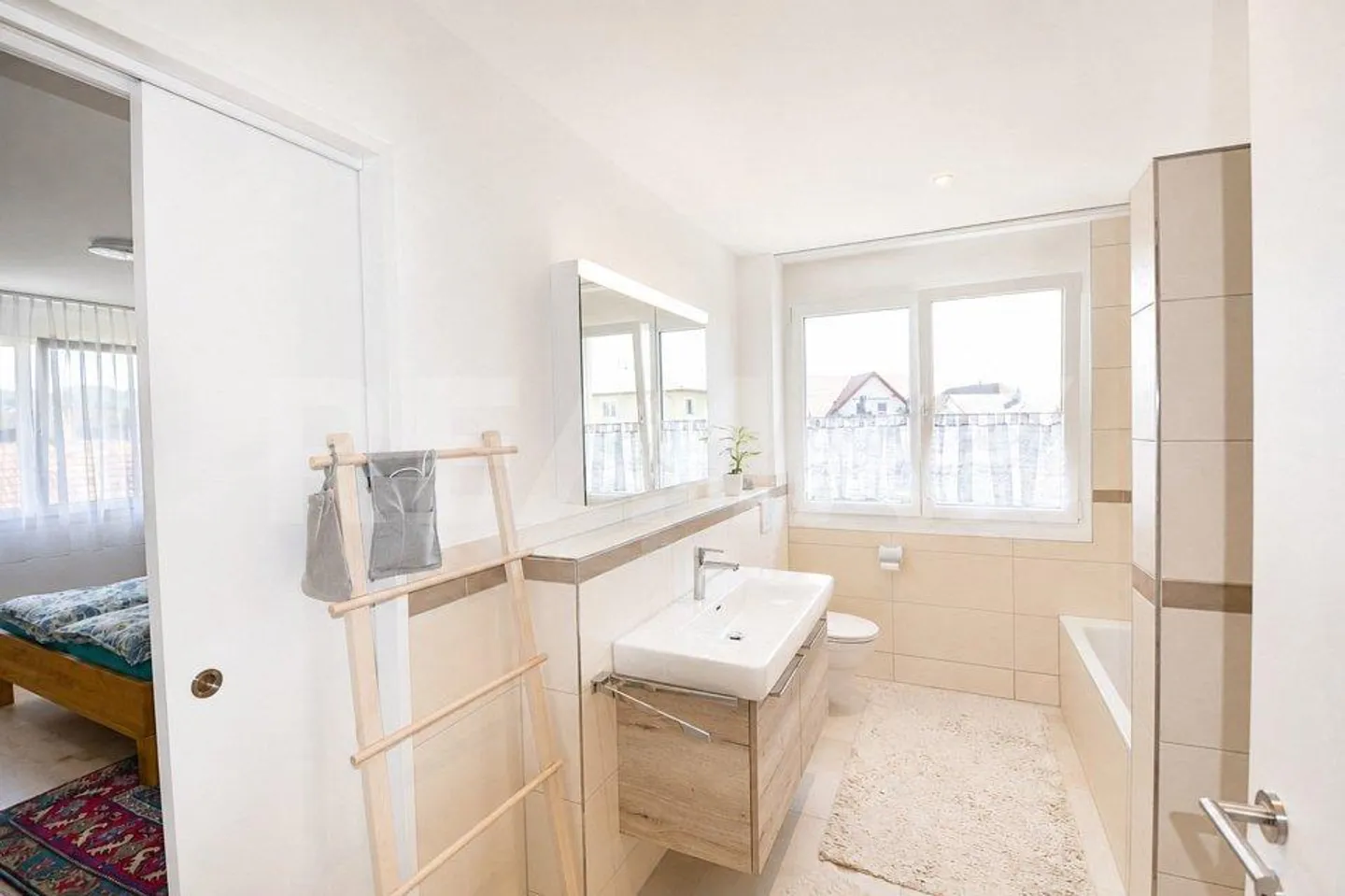 Living with a View – Spacious 4.5-Room Apartment with Expansion Potential - Photo 7 of 13
