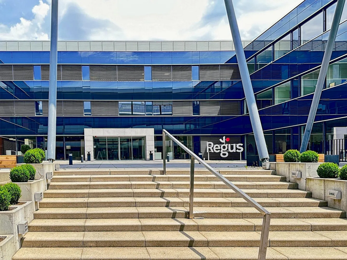Spazio ufficio privato per 4 persone presso Regus Business Park - Foto 3 di 9