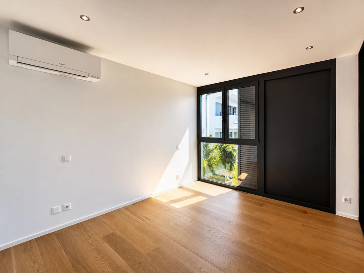 Modern penthouse with lake view in Locarno - Photo 7 of 15