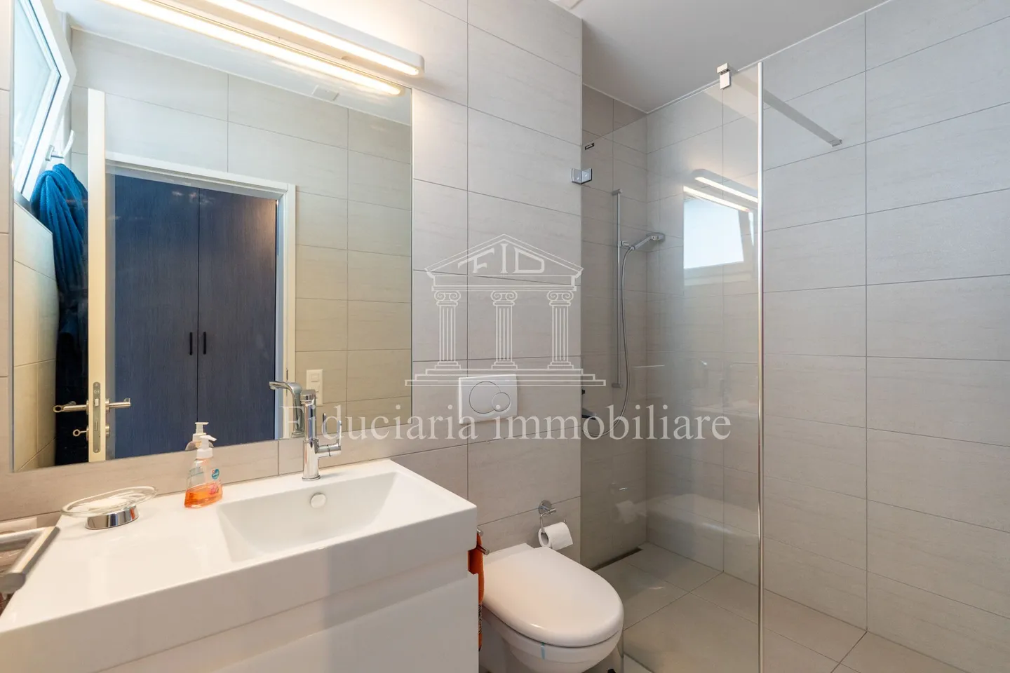 ORSELINA - Dreamlike 2.5-room penthouse with unobstructed lake view - Photo 7 of 10