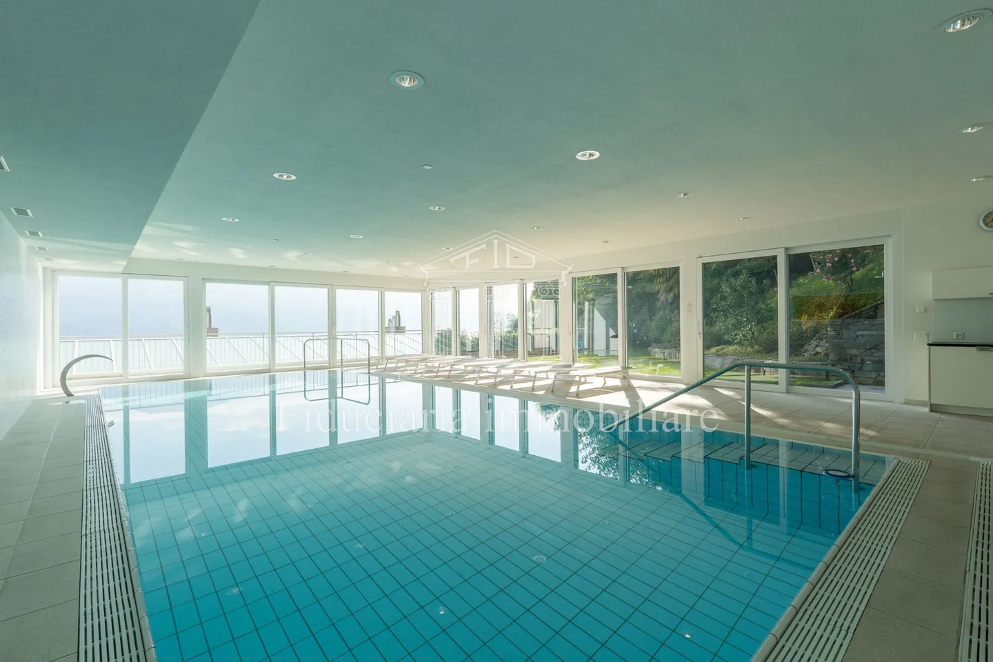 ORSELINA - Dreamlike 2.5-room penthouse with unobstructed lake view - Photo 9 of 10