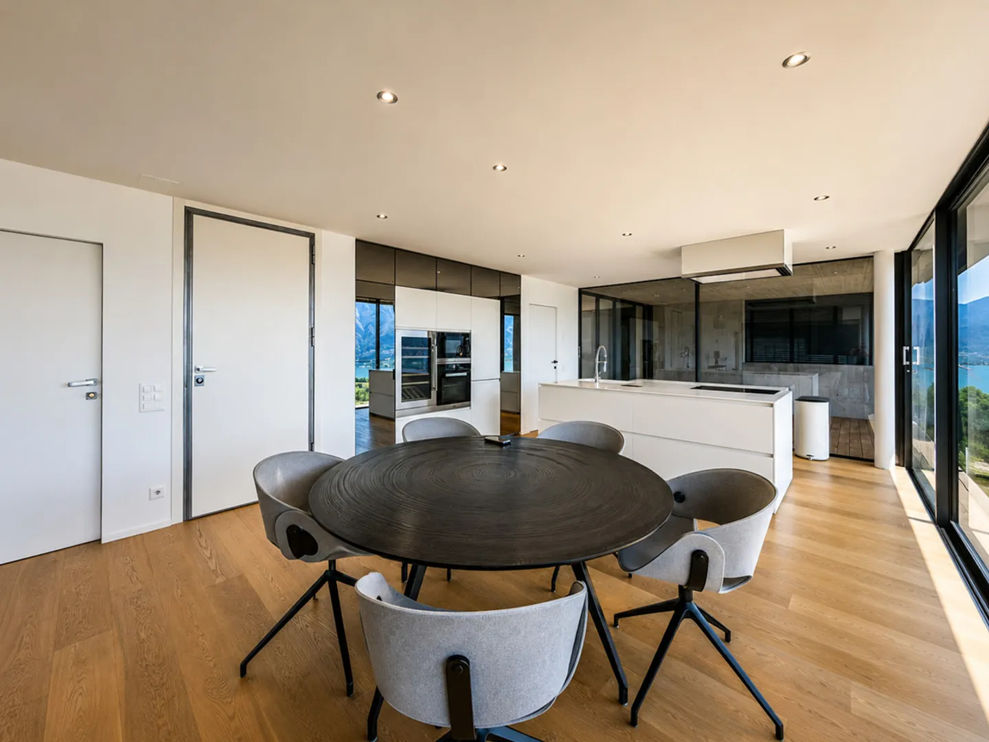 Modern penthouse with lake view in Locarno - Photo 4 of 15
