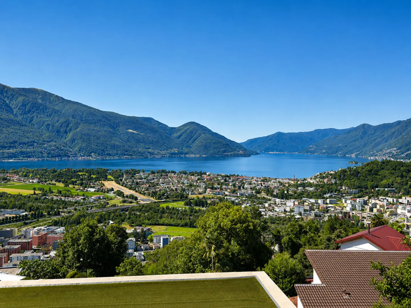 Modern penthouse with lake view in Locarno - Photo 14 of 15