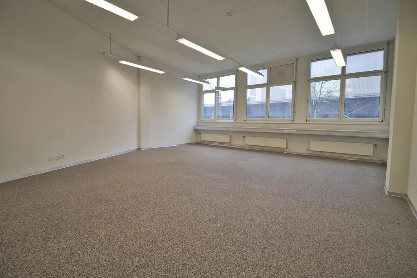 Bright, fully developed office and commercial spaces at a top price! - Photo 7 of 18
