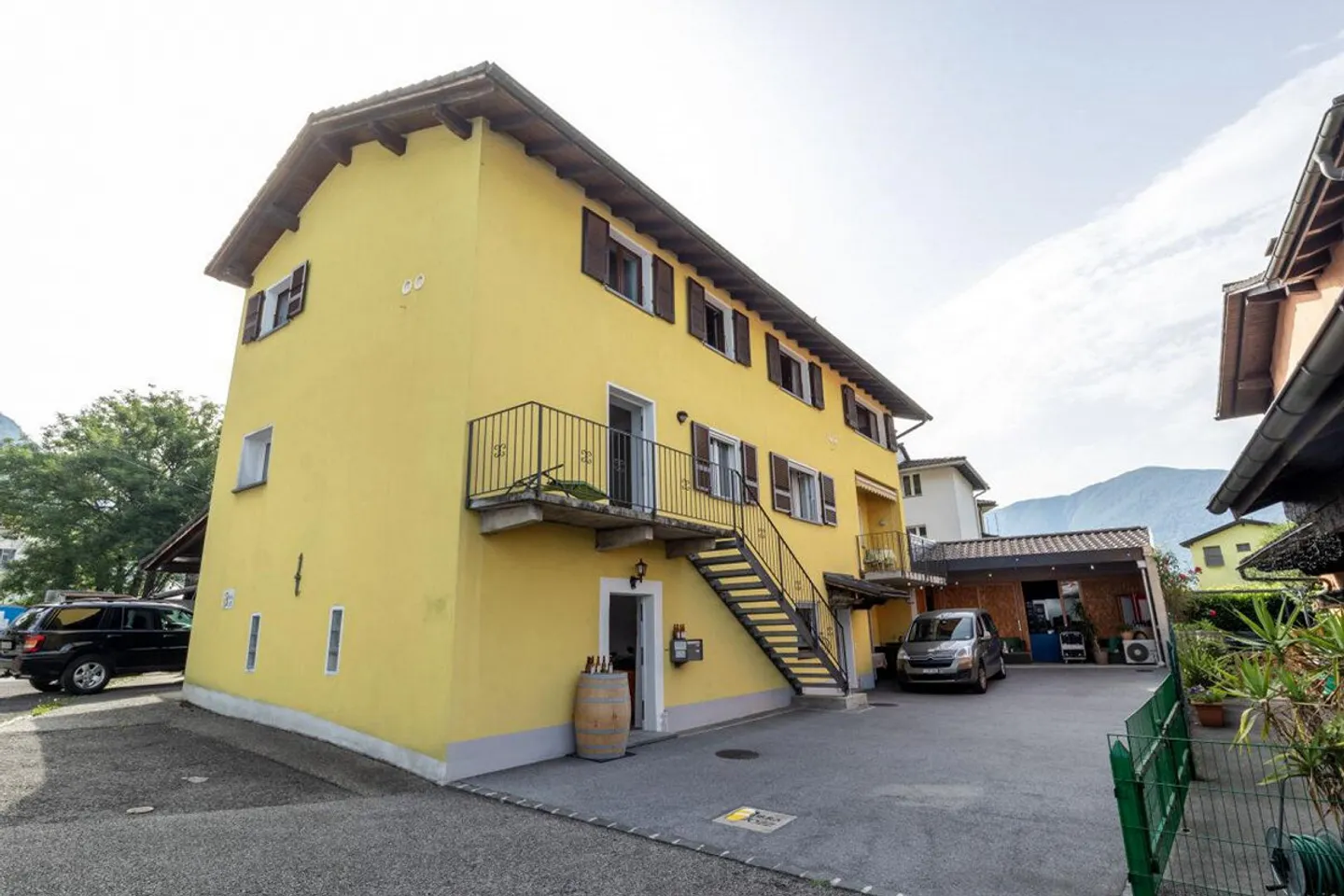 CUGNASCO - Mehrfamilienhaus mit großzügigen Wohnräumen - Foto 2 von 13