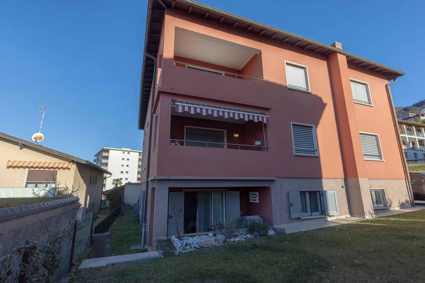 Beautiful 2.5-room apartment with garden and balcony in Davesco Soragno - Photo 9 of 10