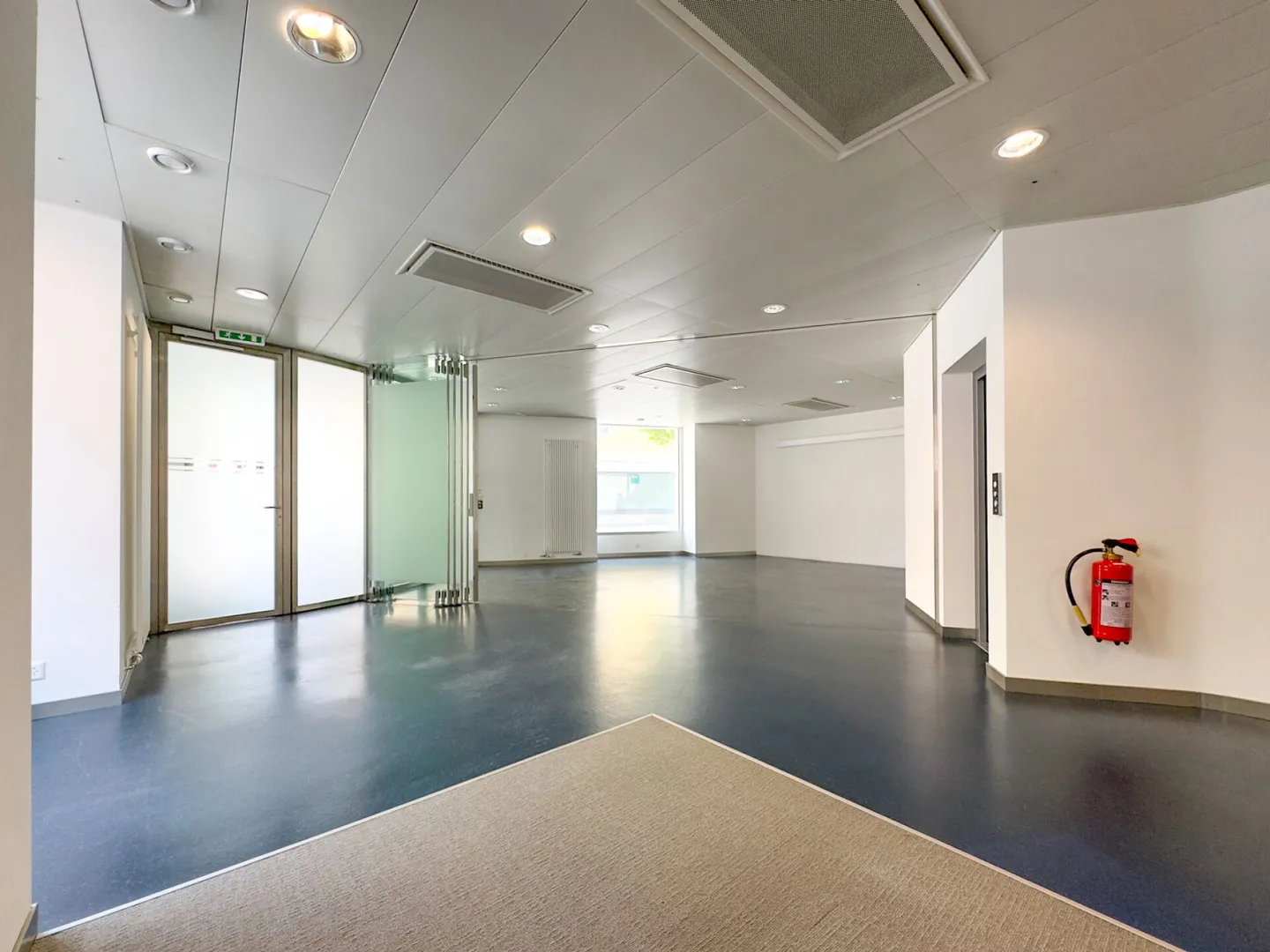 Surface commercial au rez idéalement situé au centre-ville de Monthey. - Photo 2 sur 9