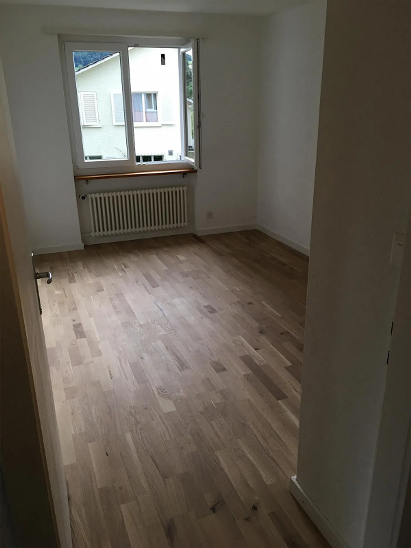 Ampio e luminoso appartamento di 3,5 stanze al piano terra con lavatrice - Foto 4 di 7