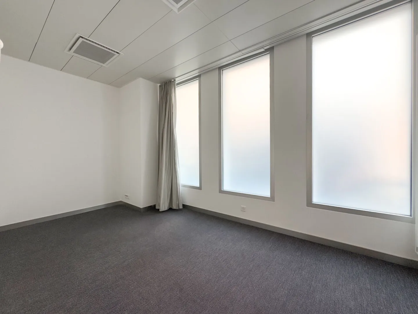 Surface commercial au rez idéalement situé au centre-ville de Monthey. - Photo 4 sur 9