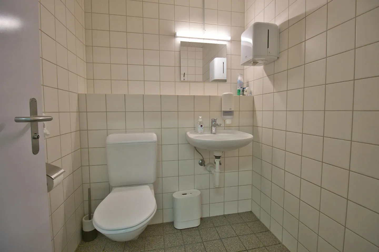 Bright, fully developed office and commercial spaces at a top price! - Photo 10 of 18