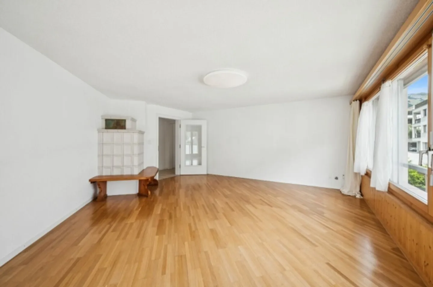 Sunny 5.5-room maisonette apartment with three balconies and panoramic views - Photo 2 of 13