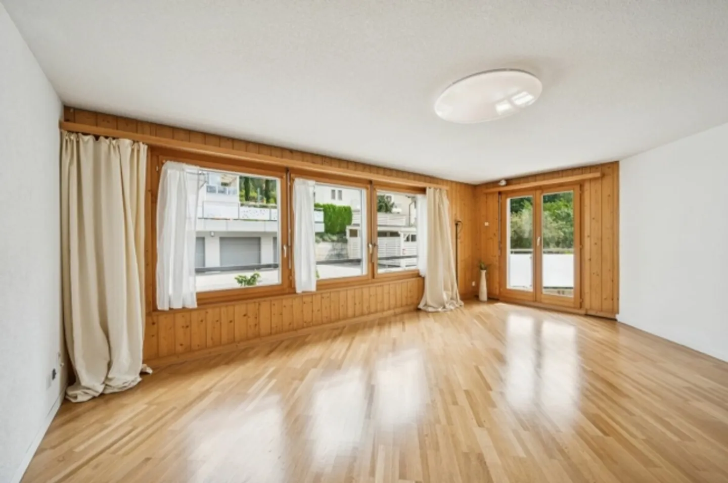 Sunny 5.5-room maisonette apartment with three balconies and panoramic views - Photo 3 of 13