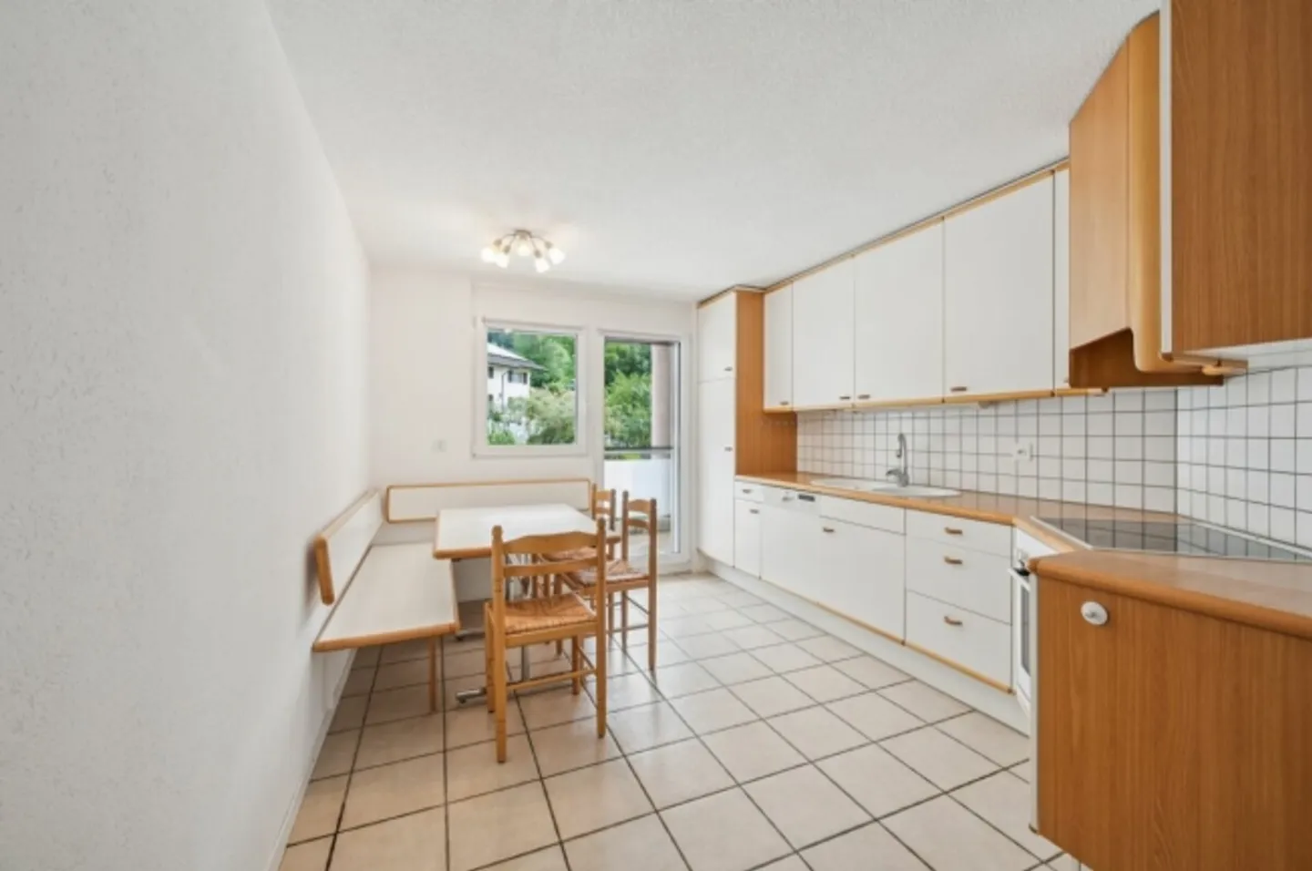 Sunny 5.5-room maisonette apartment with three balconies and panoramic views - Photo 4 of 13