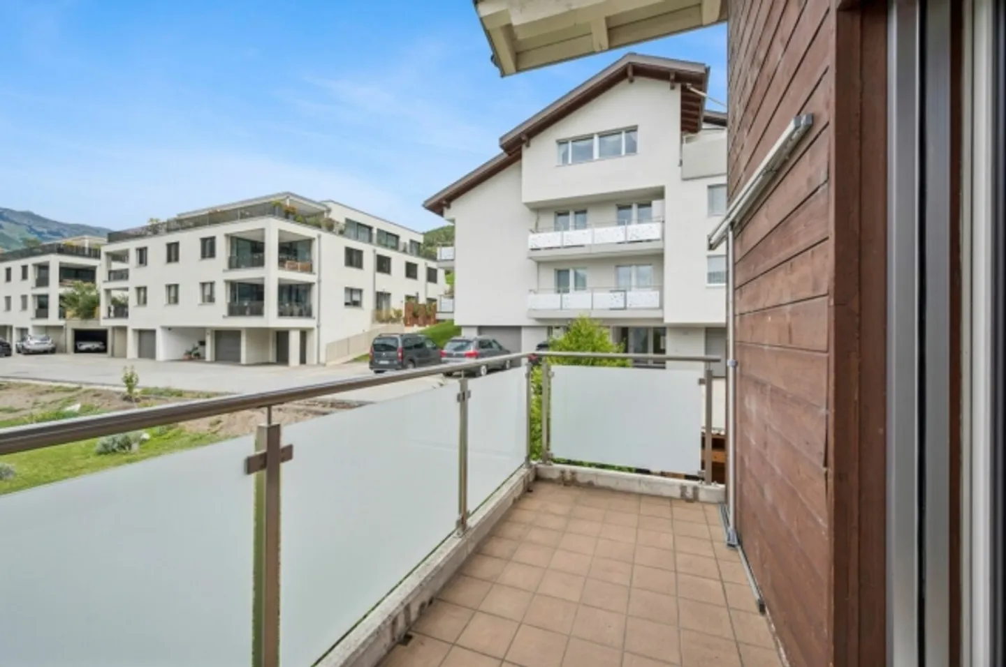 Sunny 5.5-room maisonette apartment with three balconies and panoramic views - Photo 7 of 13