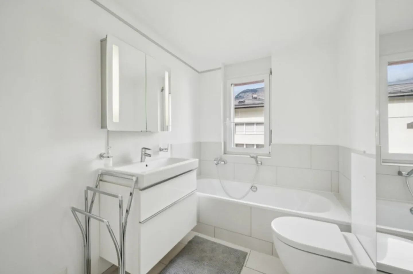 Sunny 5.5-room maisonette apartment with three balconies and panoramic views - Photo 8 of 13