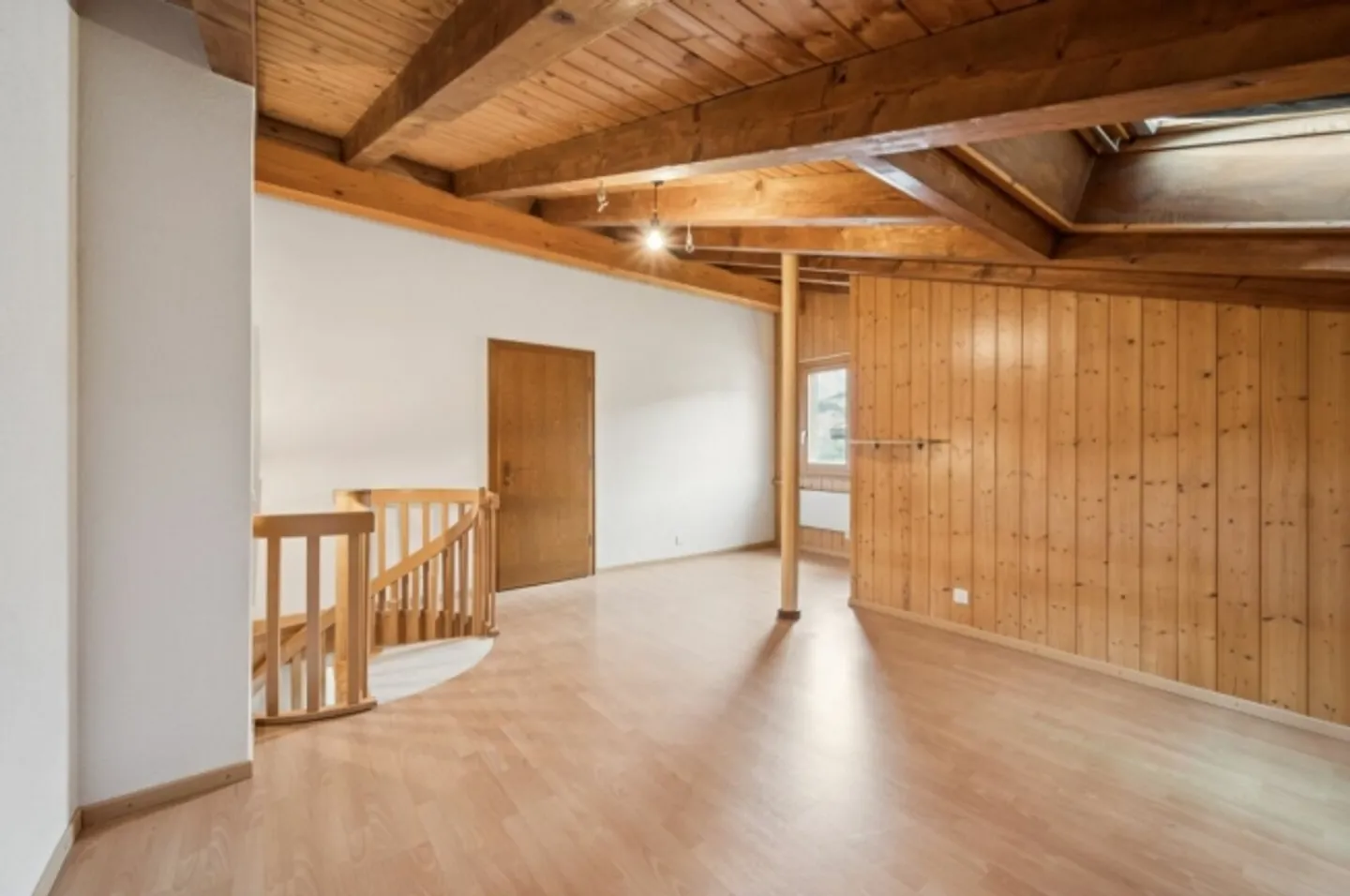 Sunny 5.5-room maisonette apartment with three balconies and panoramic views - Photo 10 of 13