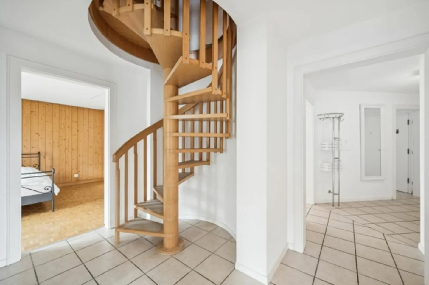 Sunny 5.5-room maisonette apartment with three balconies and panoramic views - Photo 9 of 13