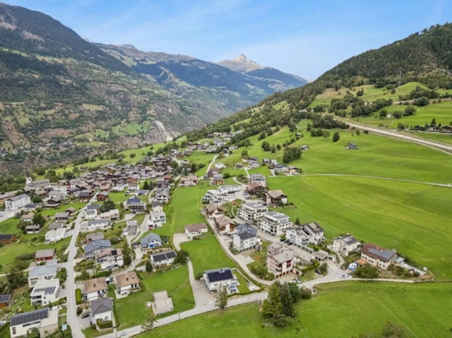 Sunny 5.5-room maisonette apartment with three balconies and panoramic views - Photo 12 of 13