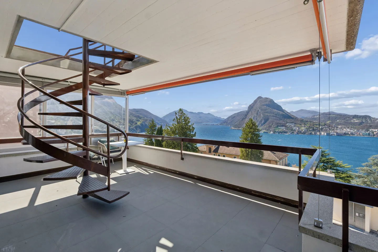 Attique duplex avec vue dominante sur le lac de Lugano - Photo 3 sur 14