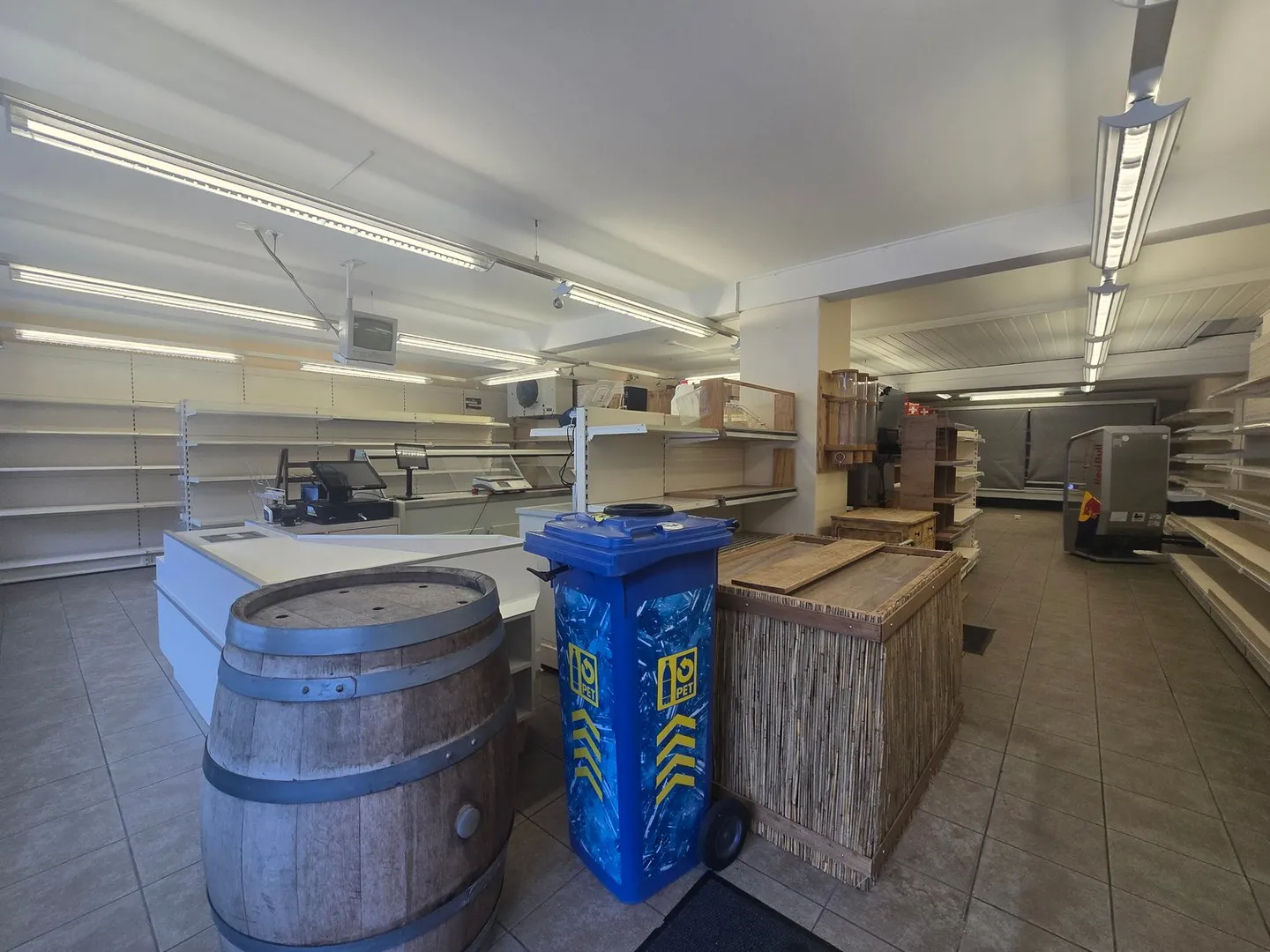 Espace commercial spacieux dans un emplacement central à Kandersteg - Photo 2 sur 3