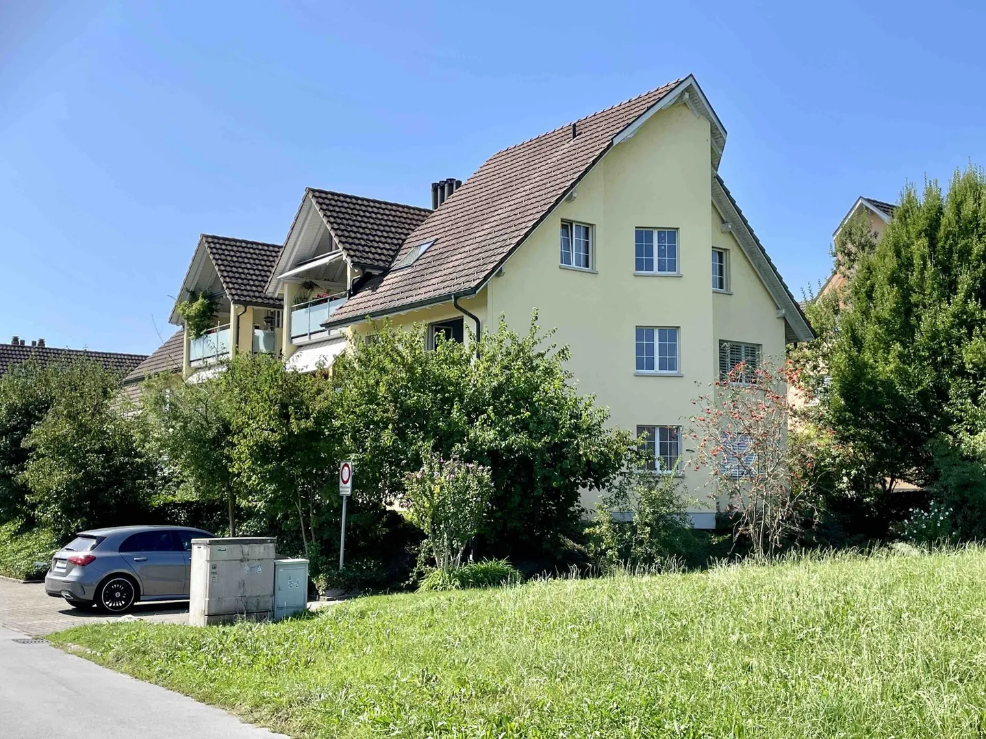 Vivre dans le vert : Appartement spacieux de 5,5 pièces à Erlen - Photo 2 sur 27