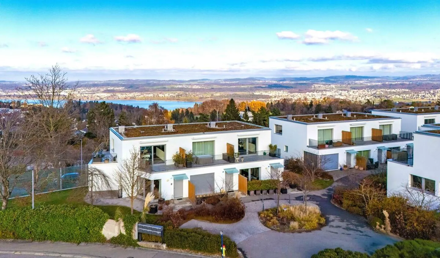 Entre lac et forêt : Maison de rangée en coin dans un emplacement élevé - Photo 1 sur 5
