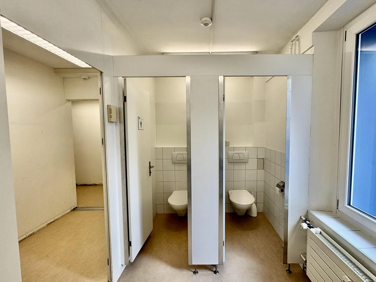 Commercial space with separate rooms and private seating area - Photo 13 of 13