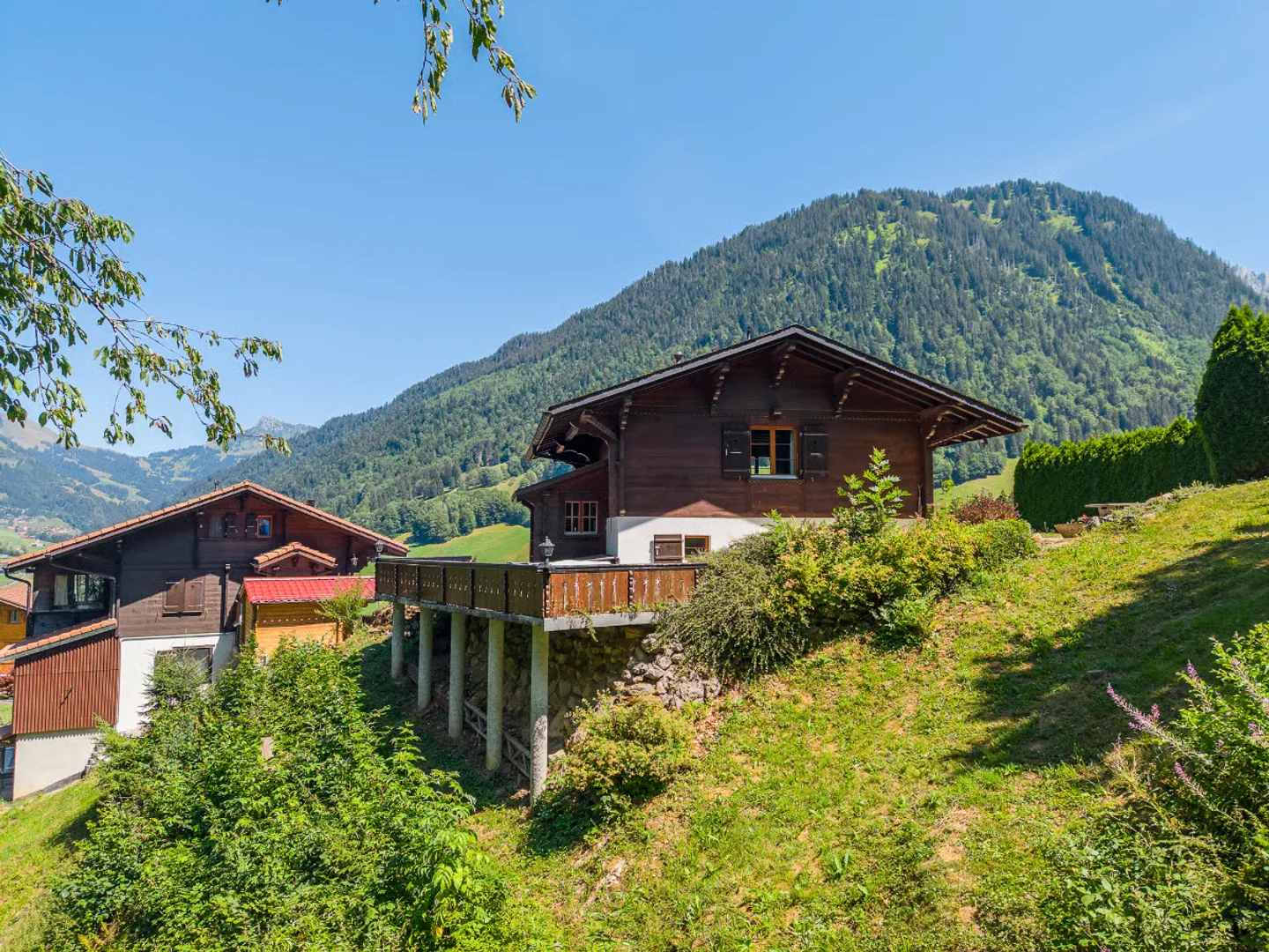 Living in Harmony with Nature: 4½-Room Chalet in a Quiet Location - Photo 3 of 13