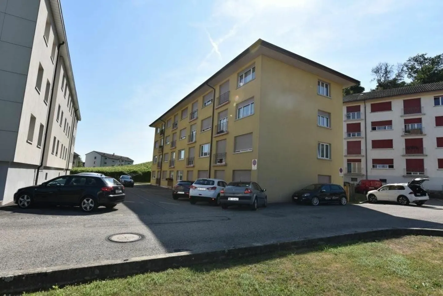 BEL APPARTAMENTO RISTRUTTURATO CON 3 STANZE SITUATO AL PIANO TERRA VICINO AL LAGO - Foto 1 di 5