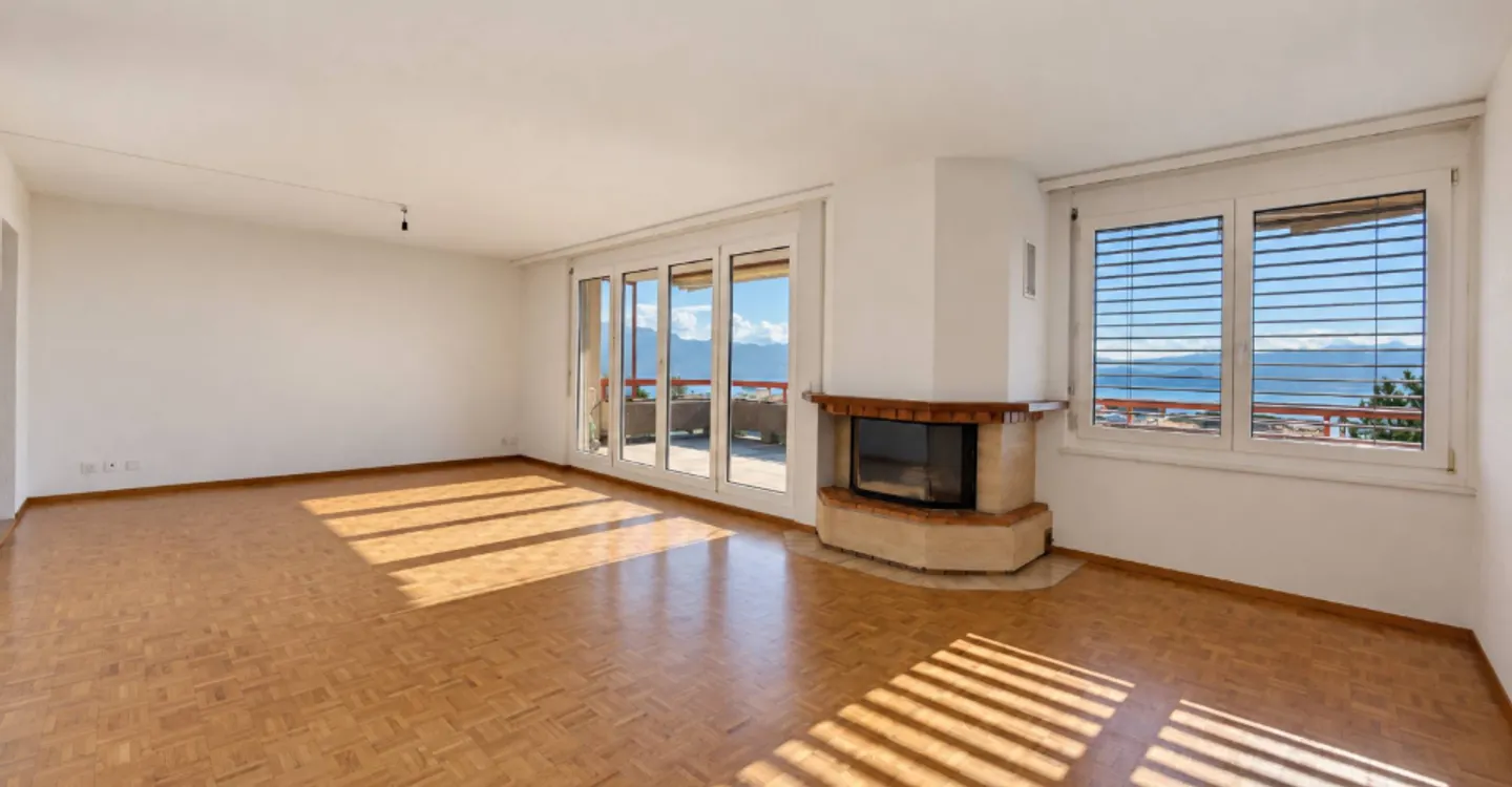 Helle Wohnung mit großer Terrasse und Panoramablick auf den See - Foto 1 von 11