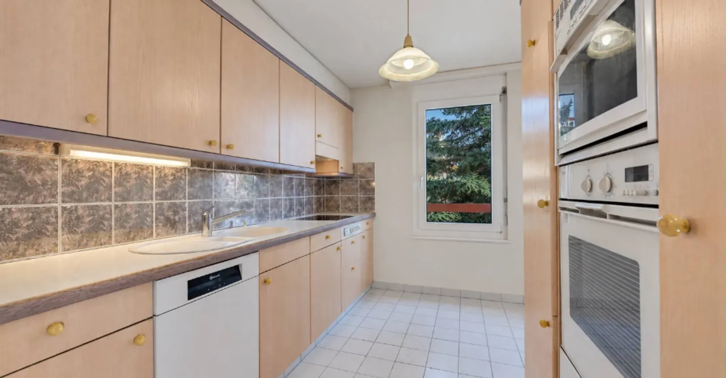 Helle Wohnung mit großer Terrasse und Panoramablick auf den See - Foto 3 von 11