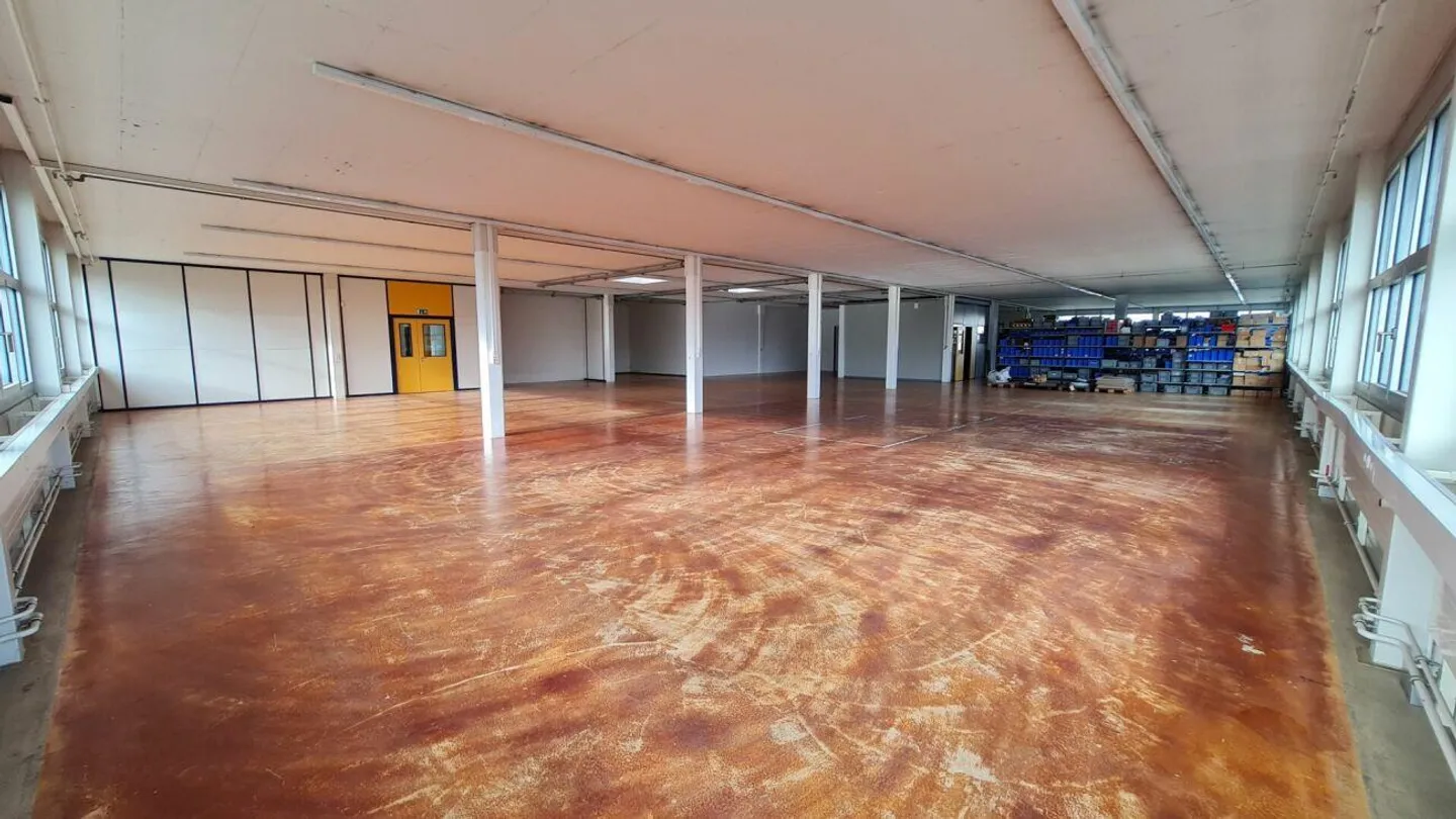 Espaces commerciaux et de bureaux spacieux directement sur l'autoroute - Photo 1 sur 9