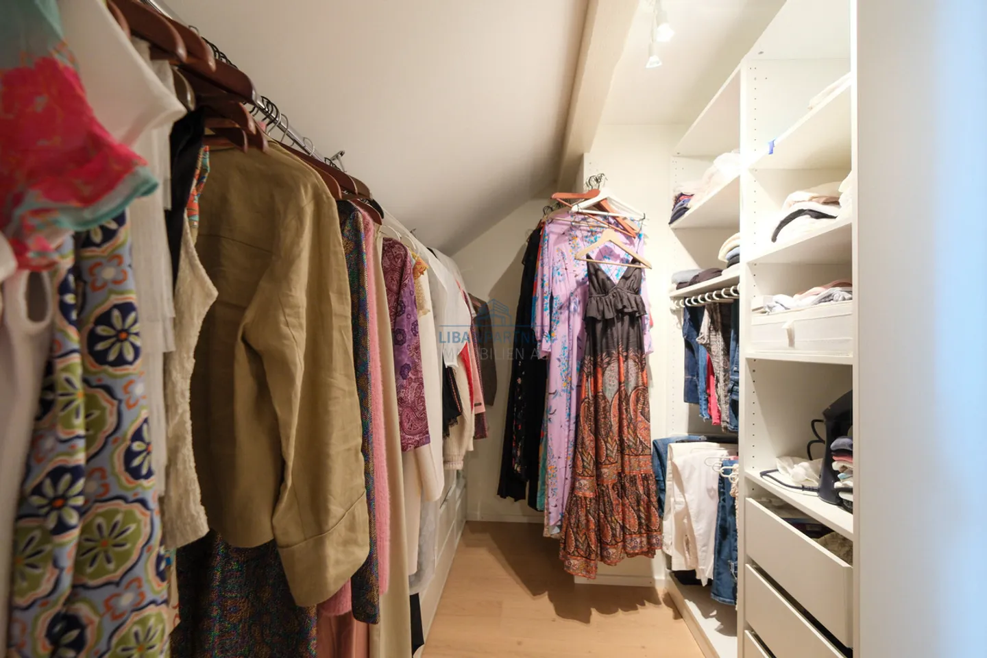 «Stilvoll saniertes Einfamilienhaus mit modernem Anbau und Charakter» - Photo 11 of 13