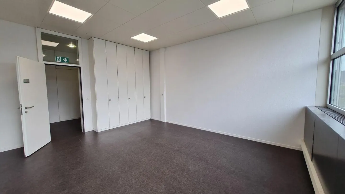 Espaces commerciaux et de bureaux spacieux directement sur l'autoroute - Photo 4 sur 9