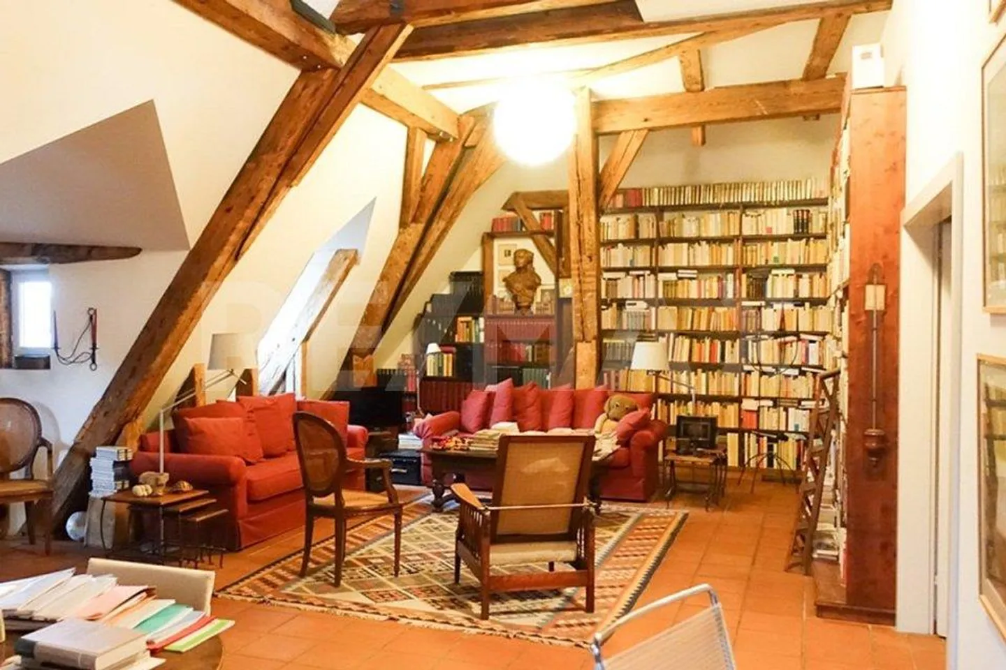 Penthouse historique dans un emplacement privilégié – Opportunité d'investissement attrayante - Photo 4 sur 11