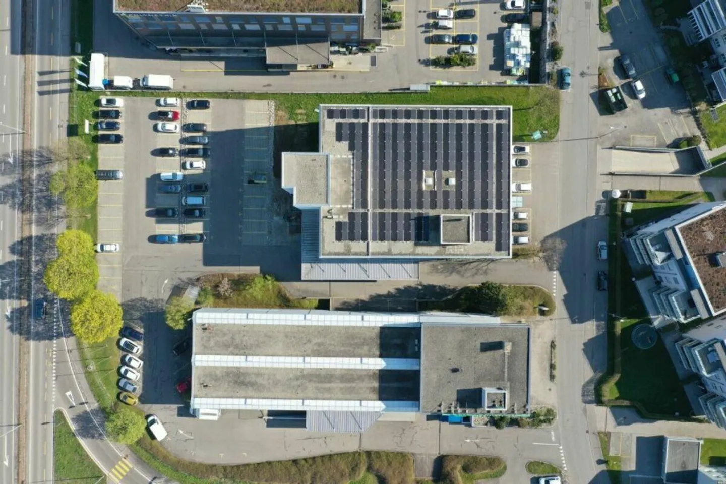 Espaces commerciaux et de bureaux spacieux directement sur l'autoroute - Photo 8 sur 9