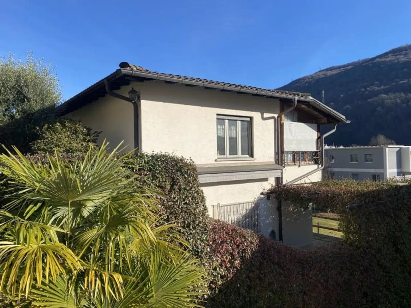 MAISON INDIVIDUELLE SPACIEUSE - 5.5 PIÈCES AVEC JARDIN - Photo 2 sur 11