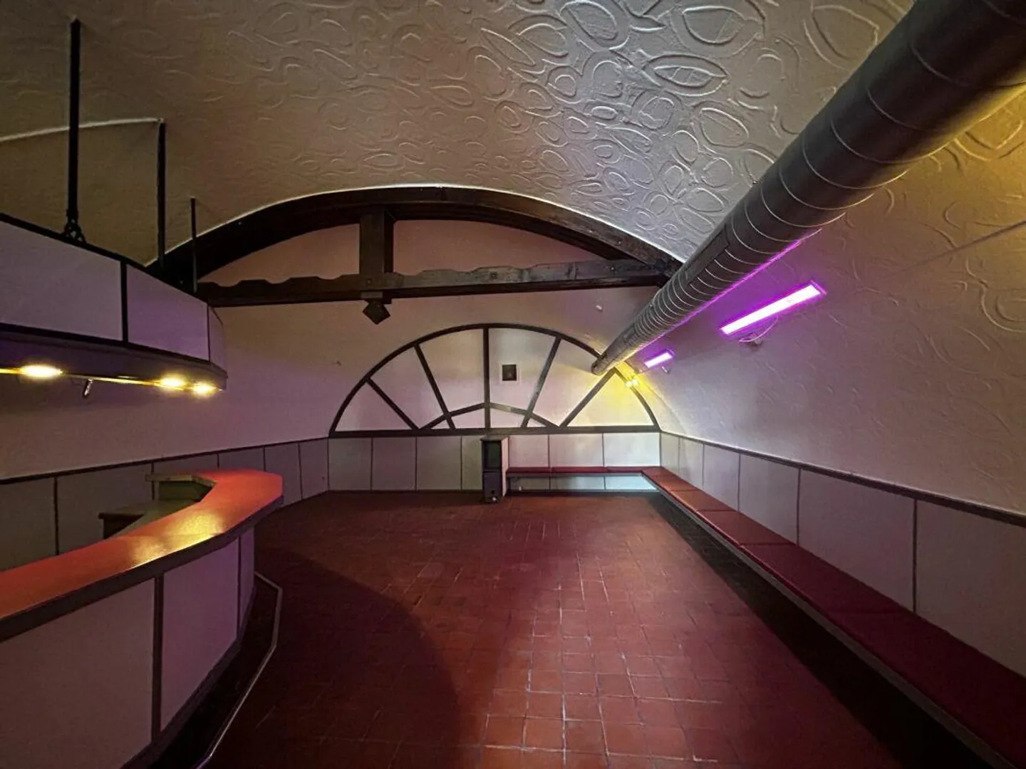 Bar culte / cave à bière / club / cave d'échantillon / salon de fléchettes, etc. - Photo 3 sur 10