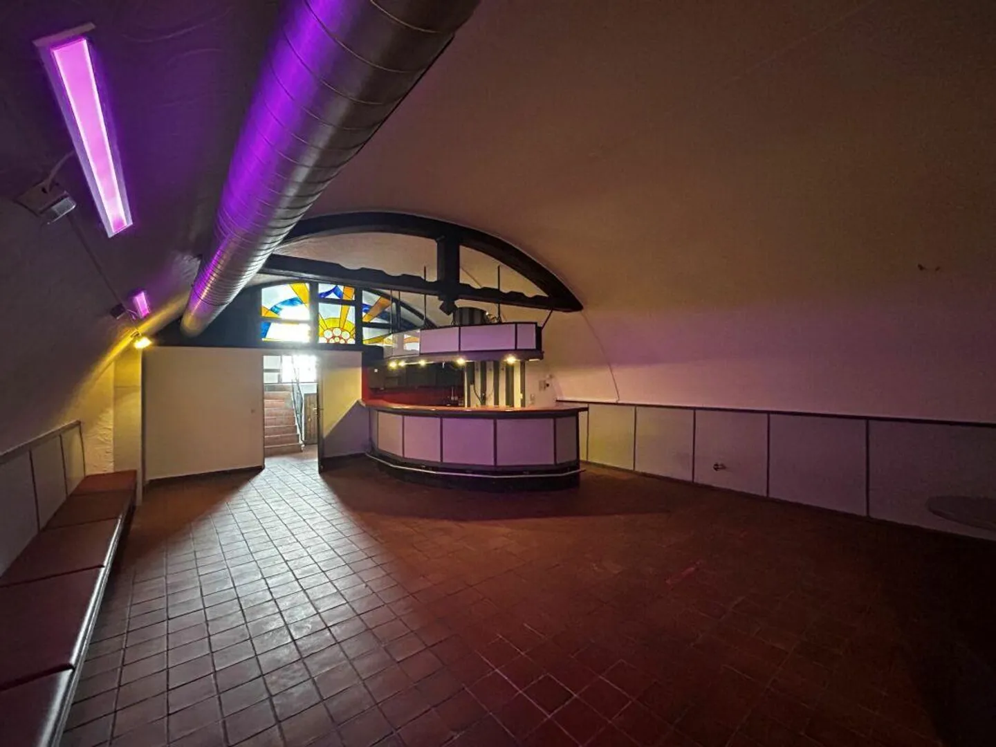 Bar culte / cave à bière / club / cave d'échantillon / salon de fléchettes, etc. - Photo 6 sur 10
