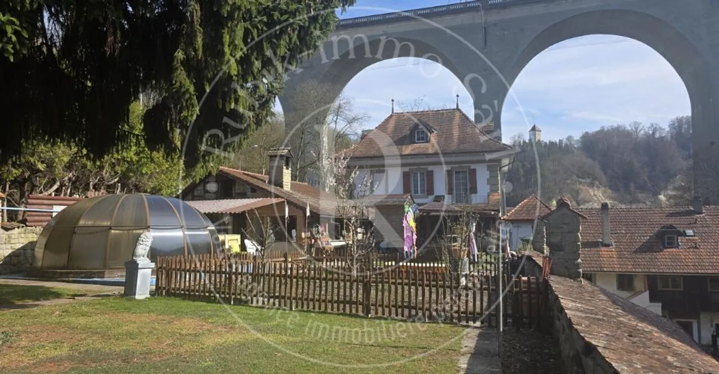 Incantevole casa a schiera a due passi dalla Sarine - Foto 1 di 8