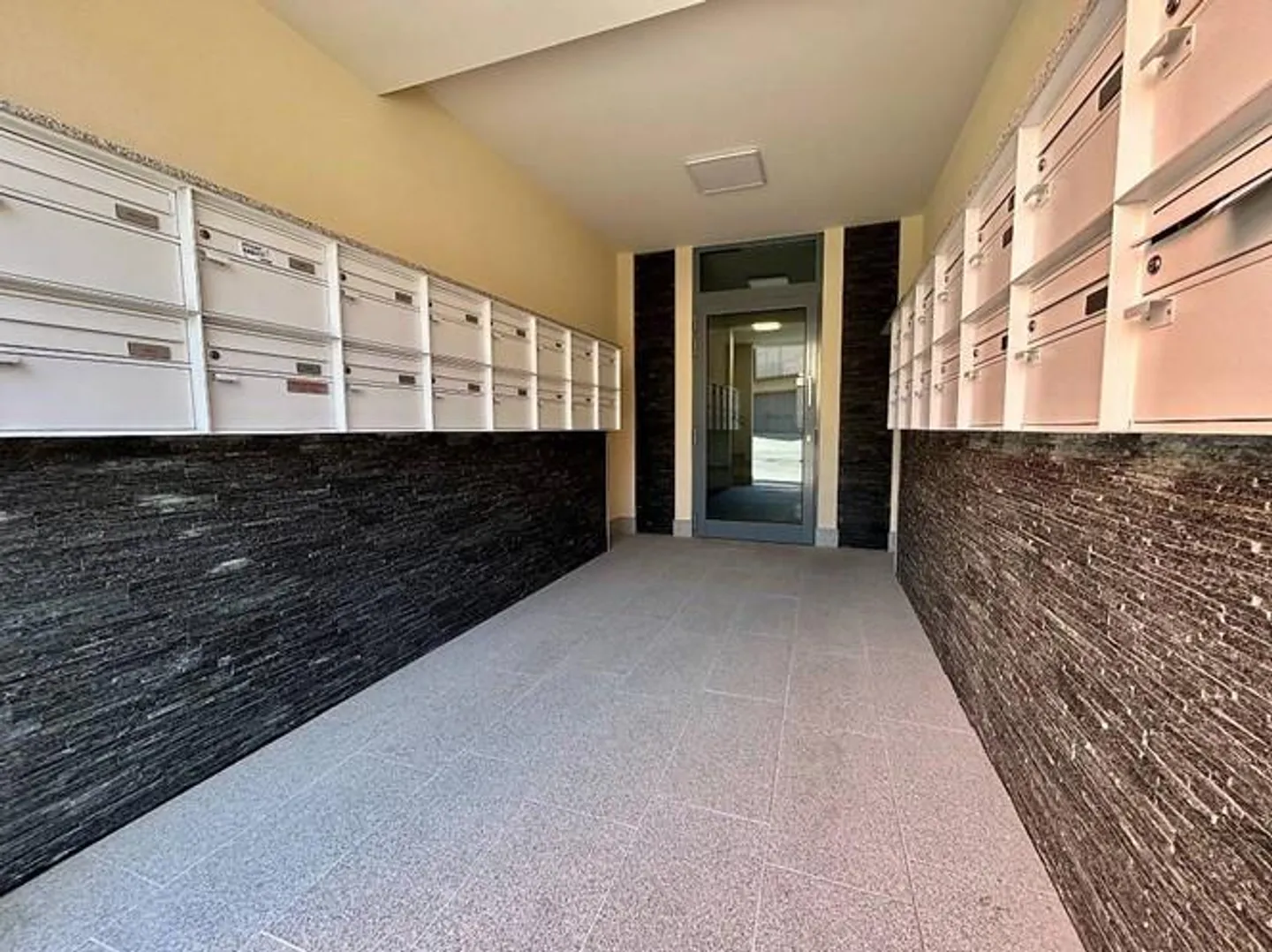 Up to 3 months free - Modern 2.5-room apartment in Balerna - Photo 9 of 10