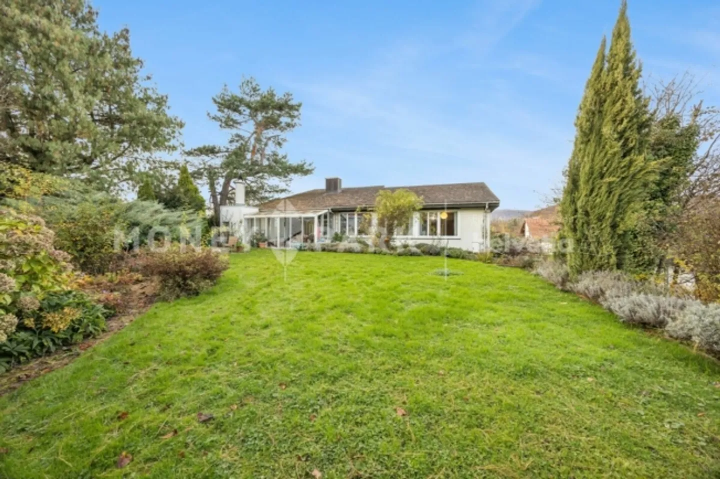 Single-family house with large garden in dream location - Photo 2 of 13