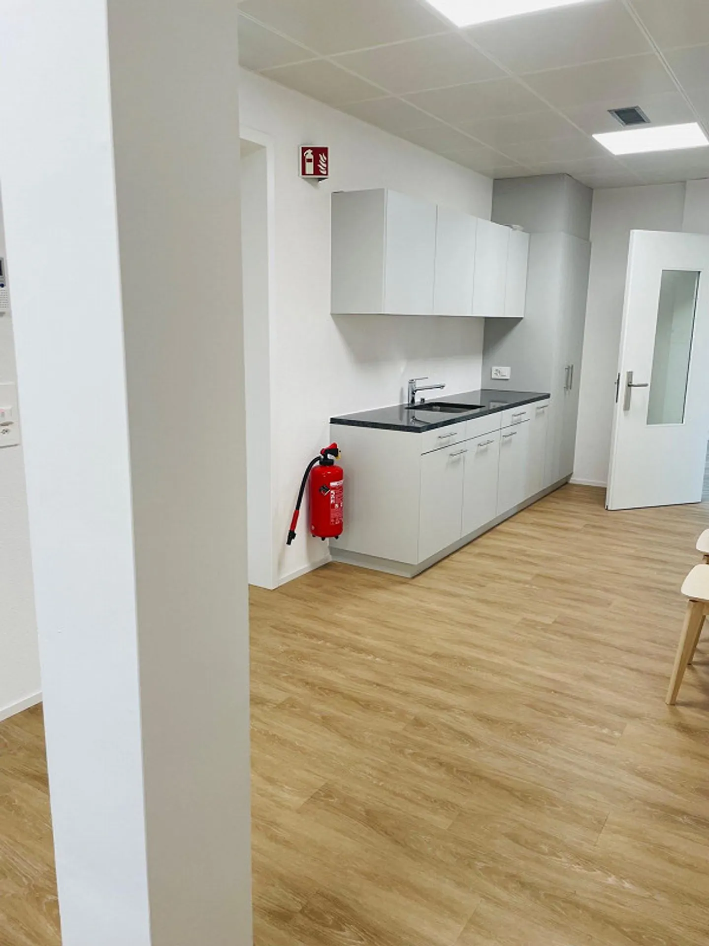 92 m2 di attraente spazio commerciale, studio o ufficio ti aspettano! - Foto 5 di 6