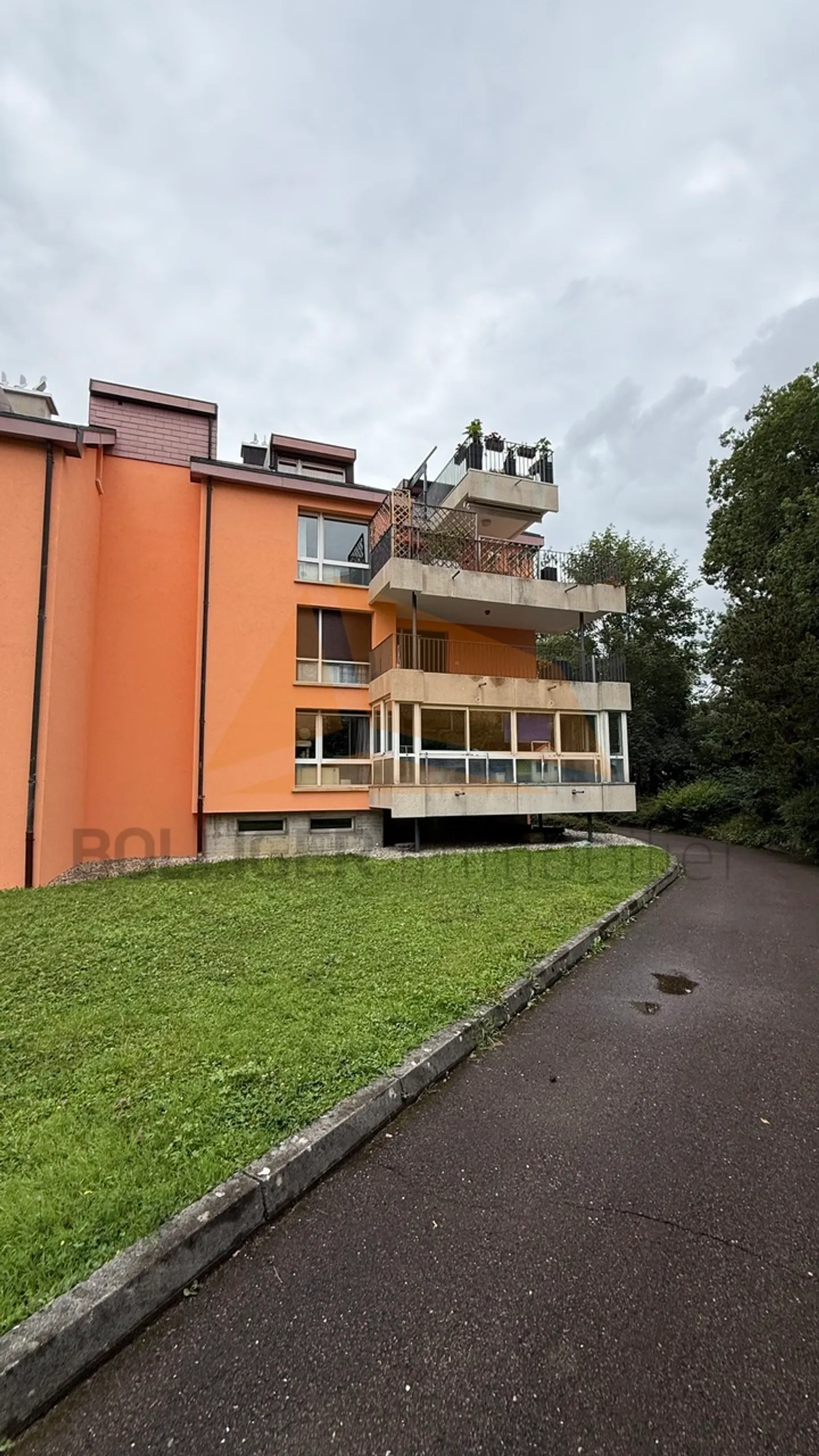 «A VENDRE
APPARTEMENT DE 4.5 PIÈCES EN PPE
ET PLACE DE PARC INTÉRIEURE» - Photo 2 sur 10
