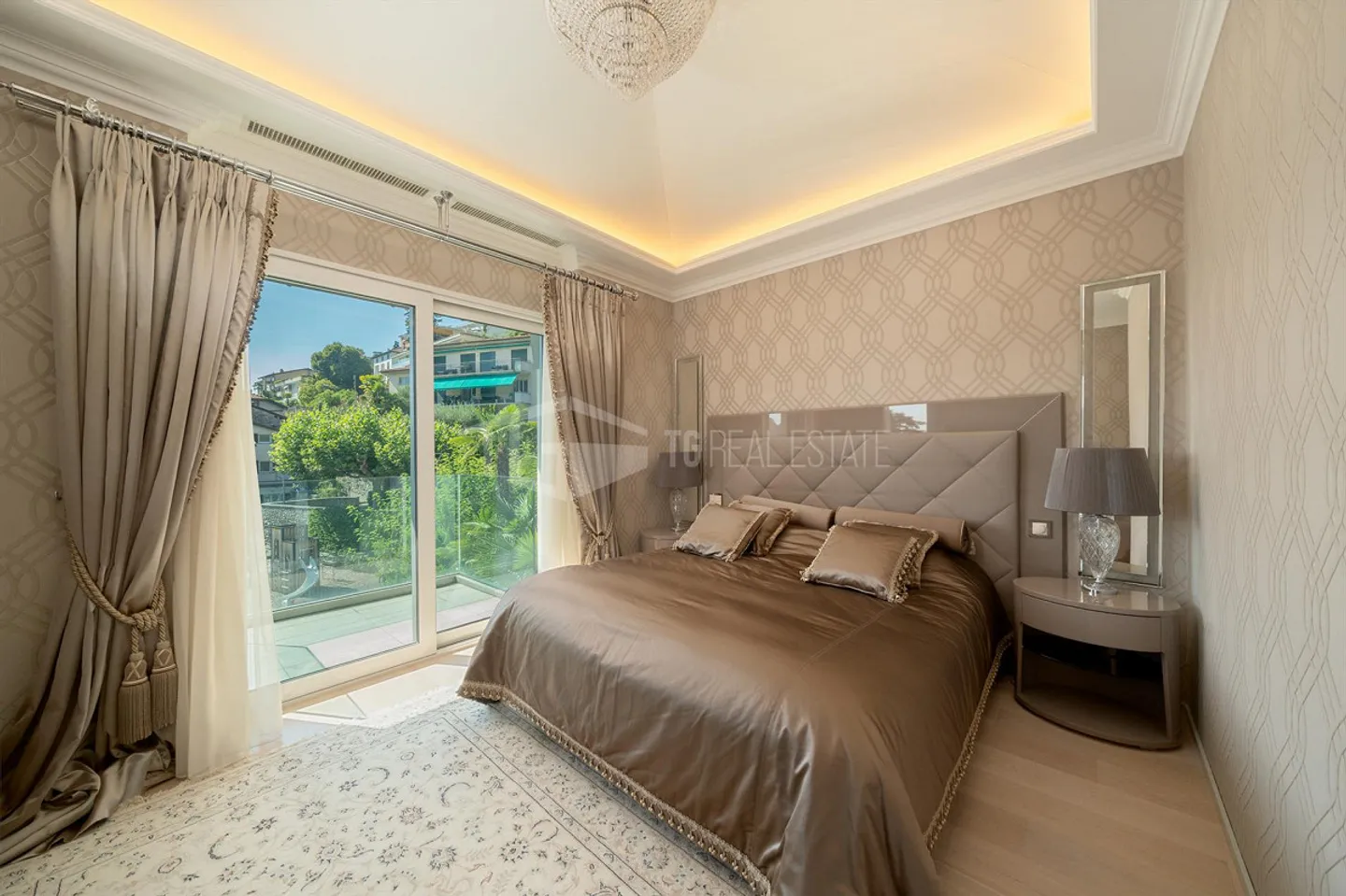 Elegant Luxury Penthouse with Panoramic Lake View - Photo 6 of 13