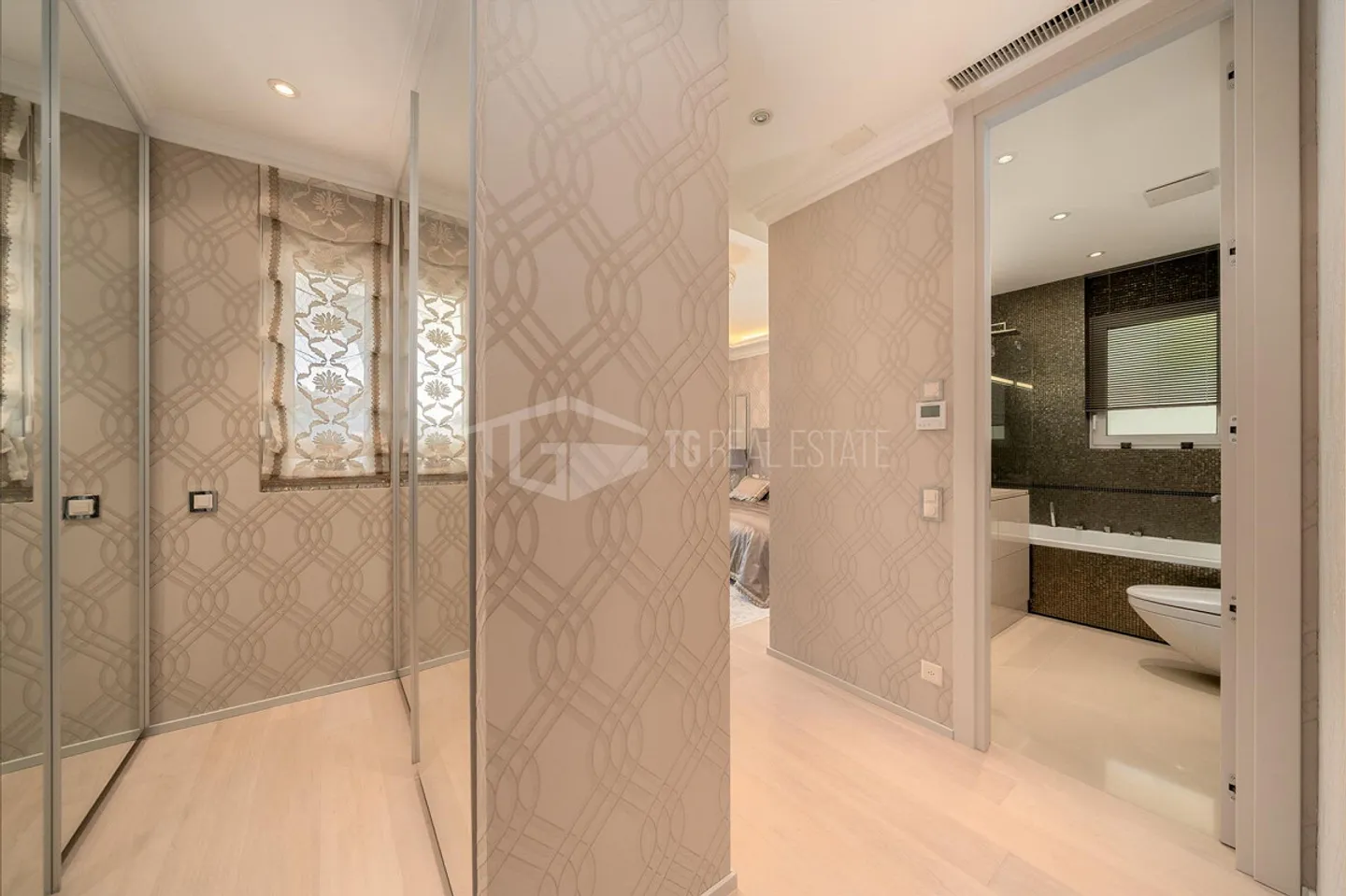 Elegant Luxury Penthouse with Panoramic Lake View - Photo 7 of 13
