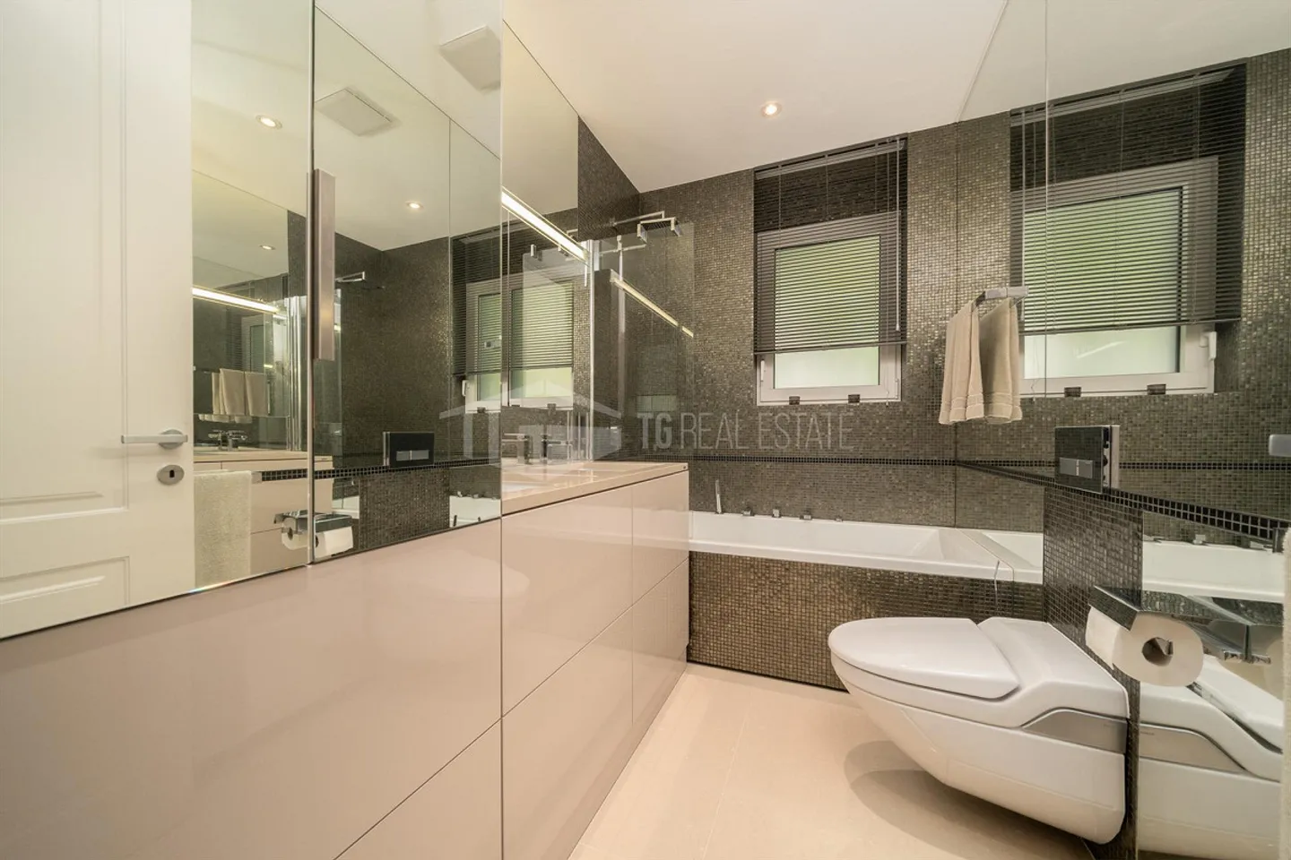 Elegant Luxury Penthouse with Panoramic Lake View - Photo 8 of 13