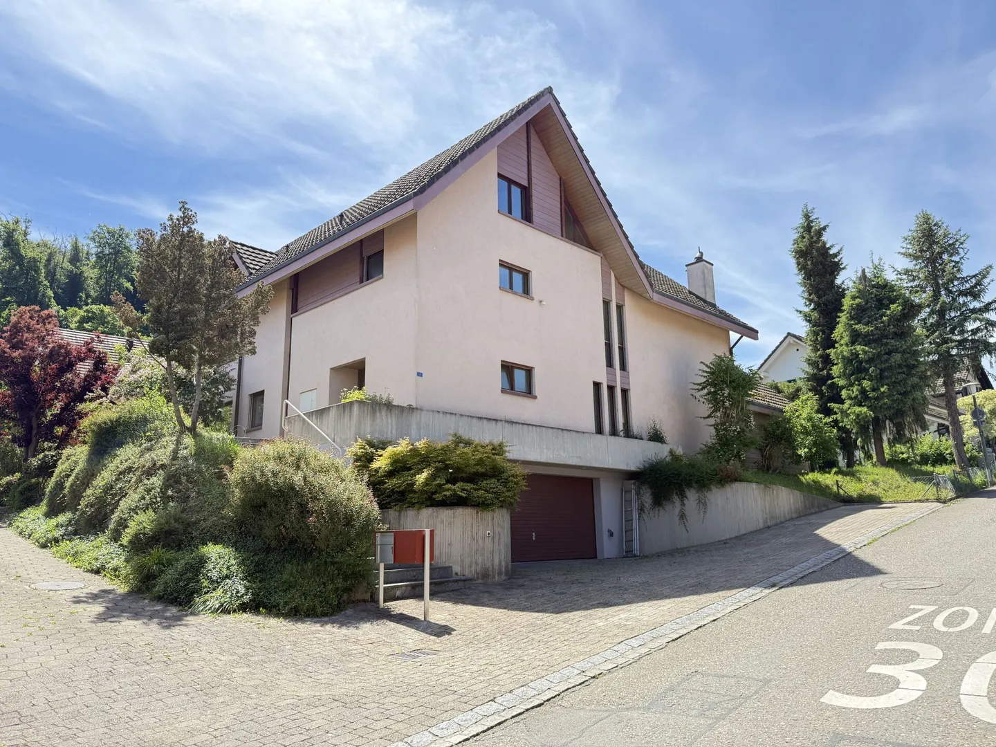 Spacious 9.5-Room Family Home with Over 400 m² of Living Space and Exceptional Privacy - Photo 2 of 6
